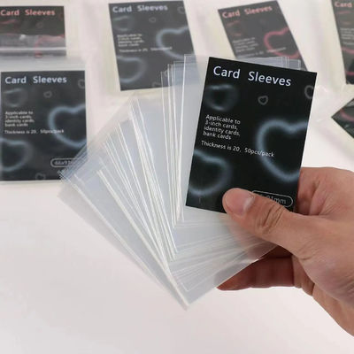 Standard-Plastikkartenhüllen passen sich dem Modedesign an