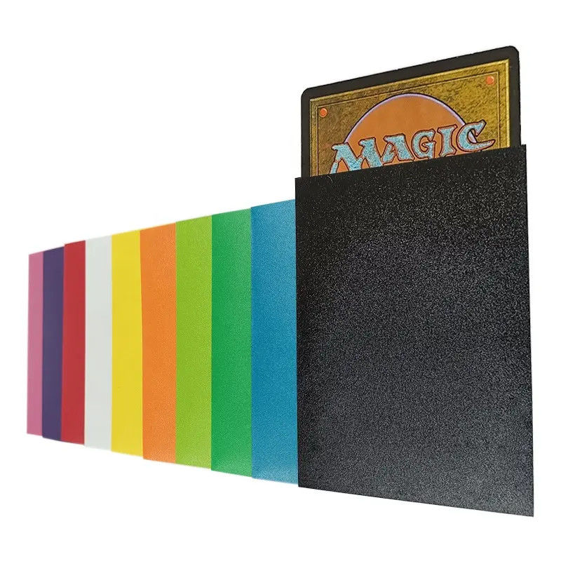 Packung aus 50 neuen, texturierten, gleichbleibend schneidenden Premium-MTG-Standardkartenhüllen in Matte-Größe 66x91